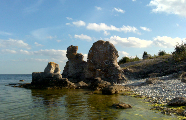 Sea Stacks onSt. Olofsholm/Gotland (© Karl Brodowsky 2010 https://commons.wikimedia.org/wiki/File:St-Olofsholm-Gotland-raukar1.jpg)